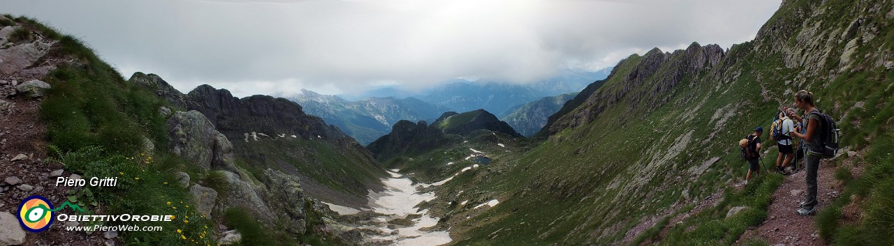 45 Panoramica sul vallone di salita al Pietra Quadra.jpg